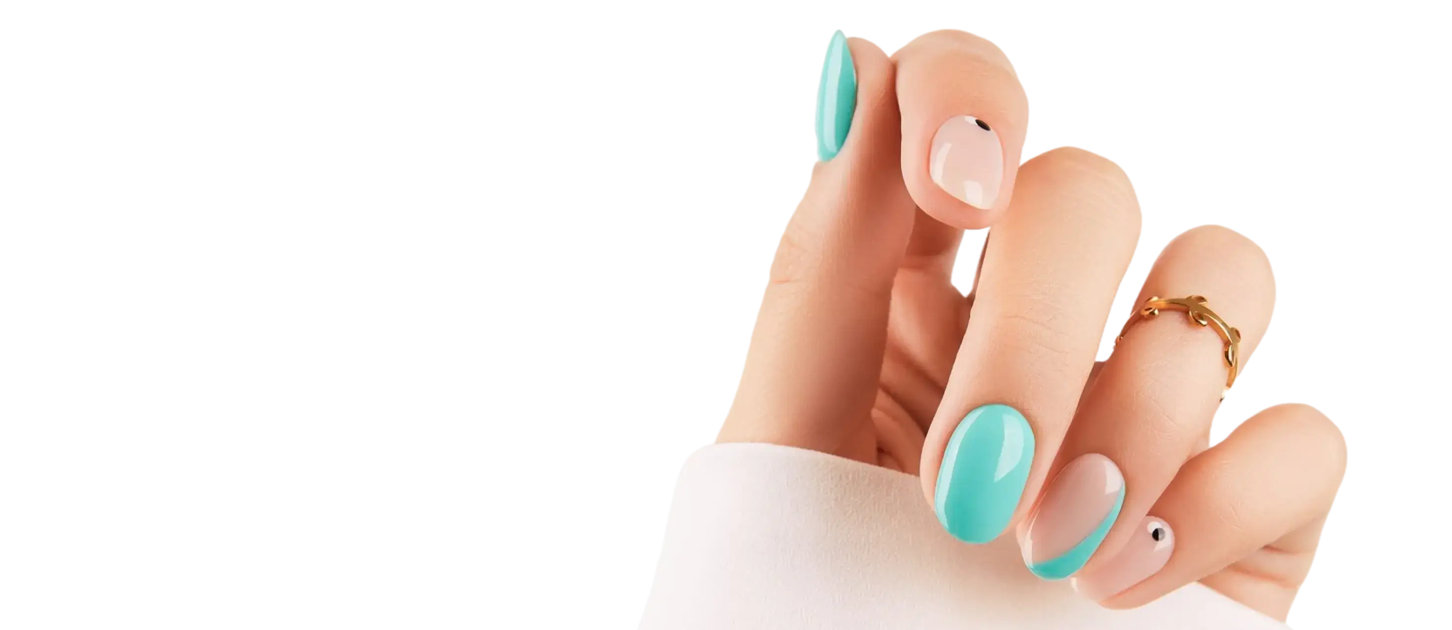 Close-up da mão elegante de uma mulher com unhas manicuradas