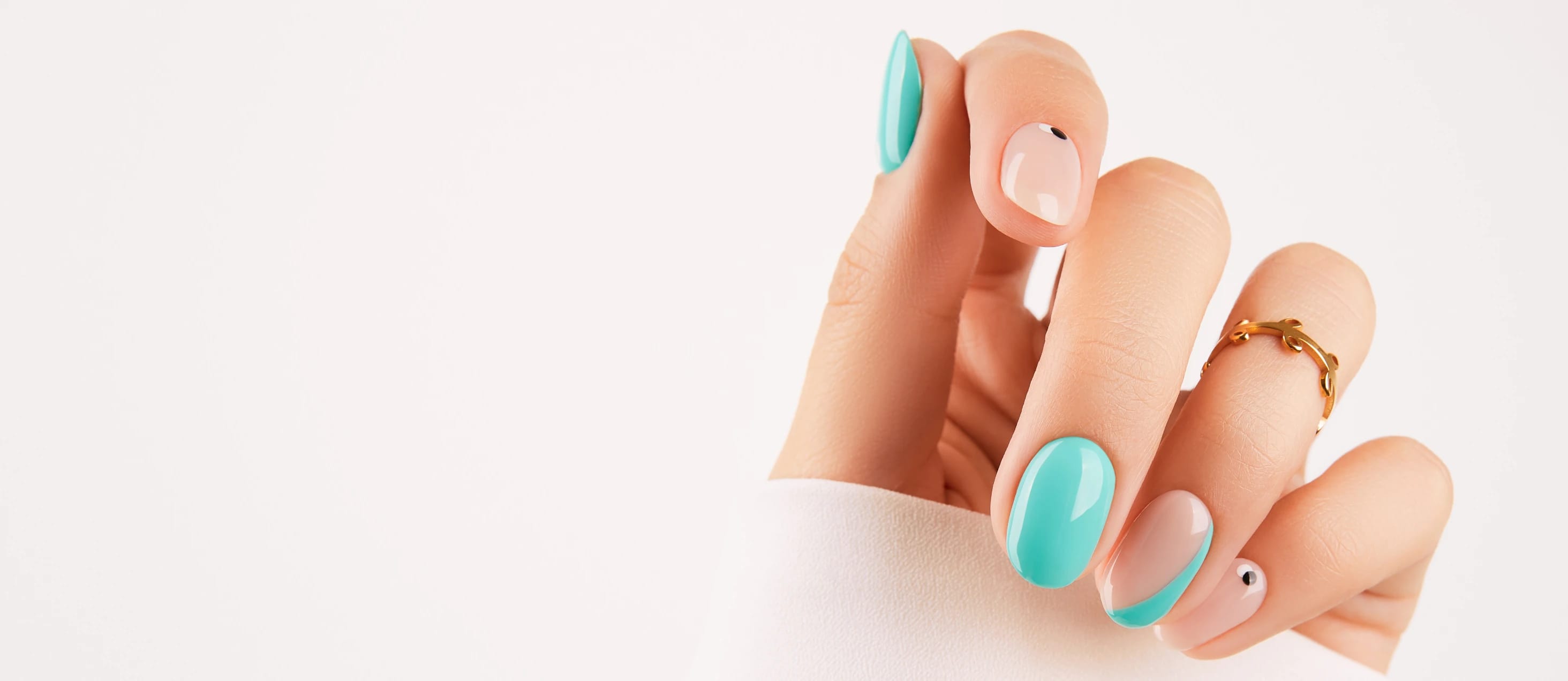 Close-up da mão elegante de uma mulher com unhas manicuradas